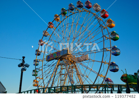 The Ferris wheel and Family Coaster at Arakawa Amusement Park at dusk The Ferris wheel and Family Coaster at Arakawa Amusement Park at dusk 119377482