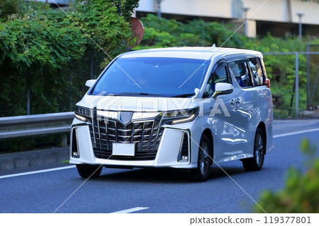 minivan in motion 119377801