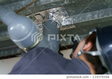 女工檢查水管是否漏水 119378388