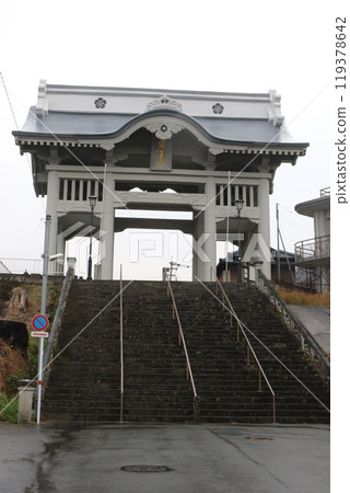Niomon Gate of Honmyoji Temple (Kumamoto City) Niomon Gate of Honmyoji Temple (Kumamoto City) 119378642
