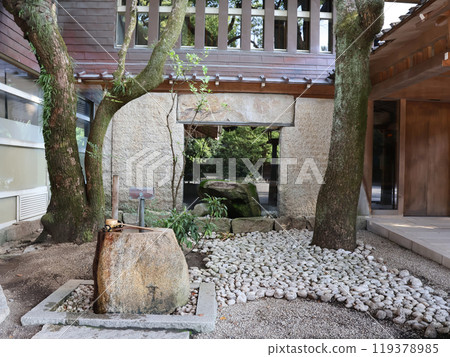 Atsuta Shrine, garden view with glass windows Atsuta Shrine, garden view with glass windows 119378985