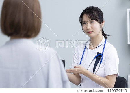 女醫務人員和患者 119379143