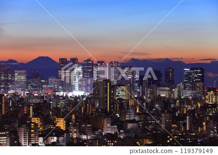 [東京]新宿副中心摩天大樓和富士山的夜景 119379149