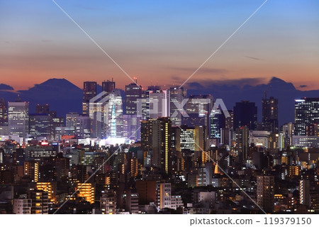[東京]新宿副中心摩天大樓和富士山的夜景 119379150