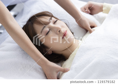 woman getting a massage woman getting a massage 119379182