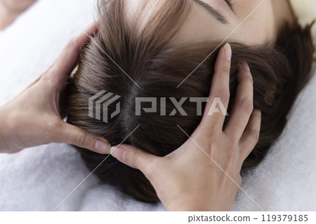 Women receiving head massage 119379185