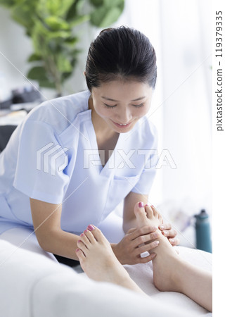 Women who massage 119379335