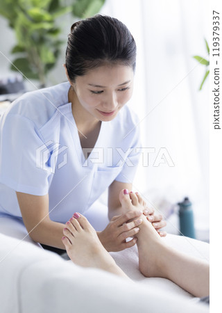 Women who massage Women who massage 119379337