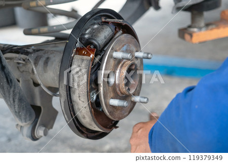 Check and change car brake pads so they are ready to use to reduce accidents. Check and change car brake pads so they are ready to use to reduce accidents. 119379349