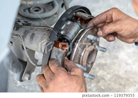 Check and change car brake pads so they are ready to use to reduce accidents. 119379355