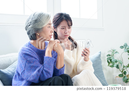 智慧型手機的煩惱：奶奶和孫子 119379518