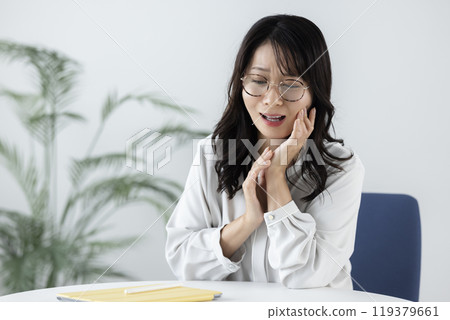 Business woman in troubled look 119379661