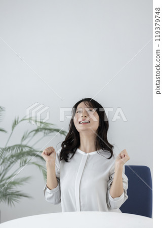 微笑的女商人 119379748