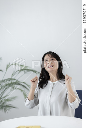 Smiling business woman 119379749
