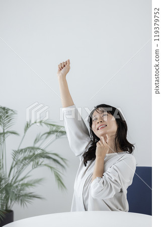 Smiling business woman 119379752