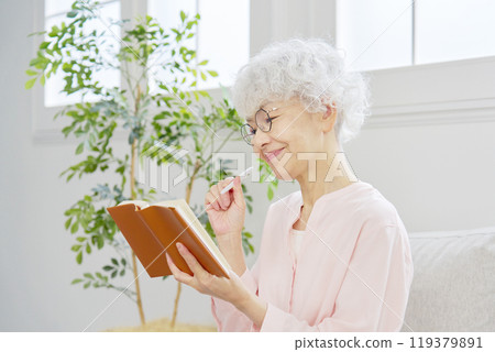 一位高級女士微笑著看著行程表 119379891