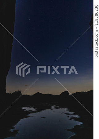 漂浮在熱津浦的色金山和阿特拉斯彗星 119380230