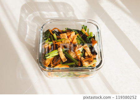 A stir-fry of komatsuna, carrots, and fried tofu. A classic home-cooked dish that can be prepared in advance. A stir-fry of komatsuna, carrots, and fried tofu. A classic home-cooked dish that can be prepared in advance. 119380252