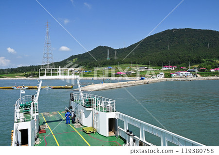 [Korea / South Jeolla Province] A ferry docking at Maehwado Island, one of the 1004 islands in Shinan County 119380758