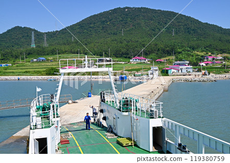 [Korea / South Jeolla Province] A ferry docking at Maehwado Island, one of the 1004 islands in Shinan County 119380759