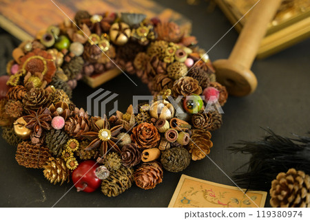 聖誕花圈和乾燥花 聖誕花圈和乾燥花 119380974