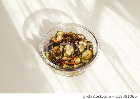 預製的微醃黃瓜、胡蘿蔔和鹹海帶 119381060