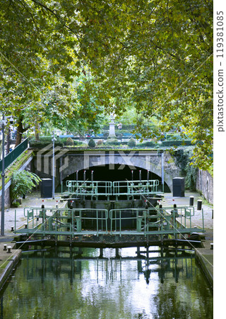 巴黎聖馬丁運河上的船閘 巴黎聖馬丁運河上的船閘 119381085