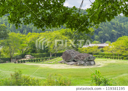 石舞台古墳在秋天清澈的藍天的襯托下格外引人注目 石舞台古墳在秋天清澈的藍天的襯托下格外引人注目 119381195