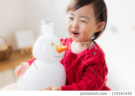 嬰兒在室內擁抱雪人 119381430