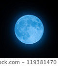神秘的藍色月亮漂浮在夜空中 119381470