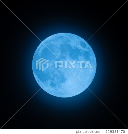 神秘的藍色月亮漂浮在夜空中 119381470