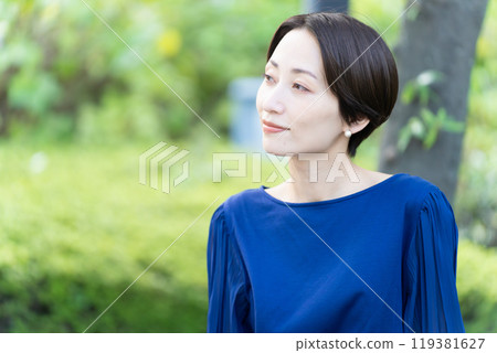 Young woman resting on a bench 119381627