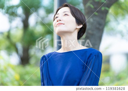 Young woman resting on a bench 119381628