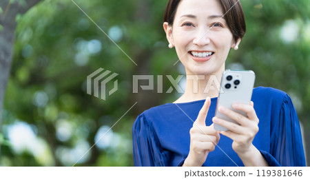 在戶外操作智慧型手機的年輕女子 119381646