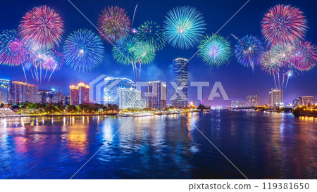 河邊建築夜景與煙火4K尺寸圖 119381650