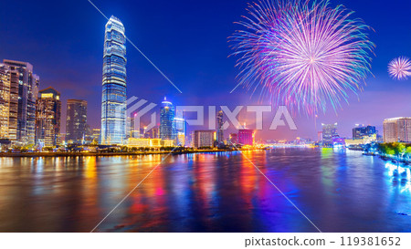 河邊建築夜景與煙火4K尺寸圖 119381652