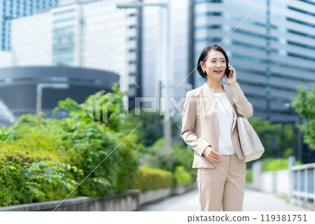 在辦公區工作的中年女商人 119381751