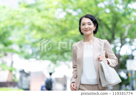 在辦公區工作的中年女商人 119381774