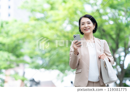 在辦公區工作的中年女商人 119381775