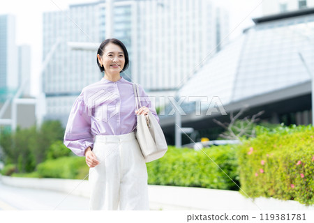 在辦公區工作的中年女商人 119381781