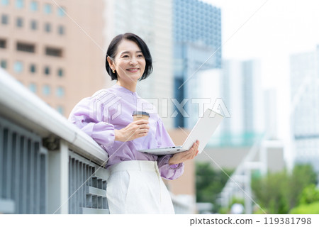 在辦公區工作的中年女商人 119381798