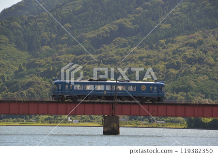 通過由良川大橋的「藍色列車」（京都府舞鶴市～宮津市） 119382350