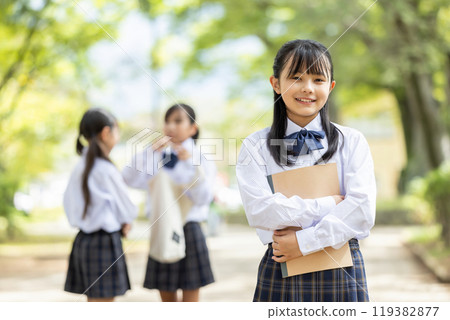 穿著制服的微笑女學生 穿著制服的微笑女學生 119382877