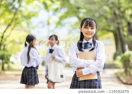 穿著制服的微笑女學生 穿著制服的微笑女學生 119382879