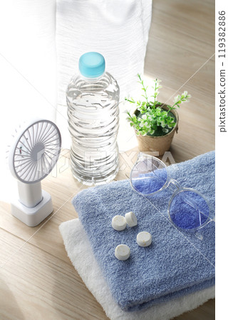 Image of a group of heat stroke prevention goods 119382886