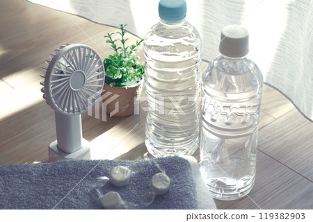 Image of a group of heat stroke prevention goods 119382903