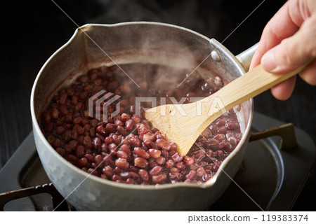 Boil azuki beans 119383374