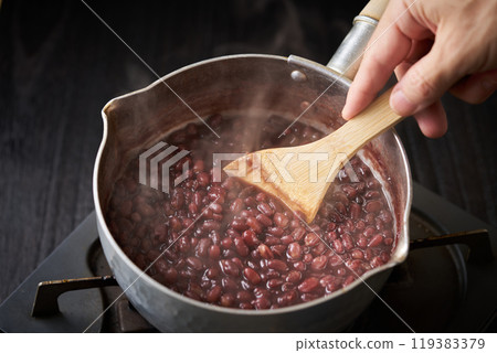Boil azuki beans Boil azuki beans 119383379