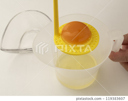 用打蛋器攪打蛋白並製作蛋白霜 119383607