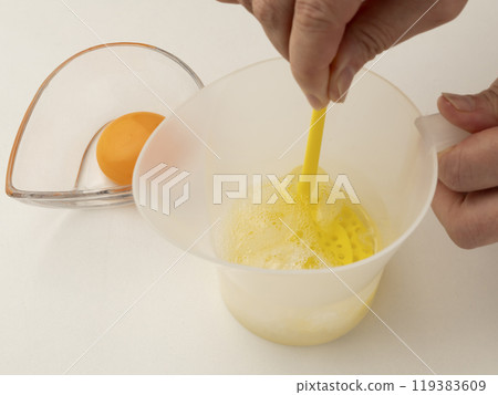 Whisk the egg whites and make meringue with an egg maker Whisk the egg whites and make meringue with an egg maker 119383609